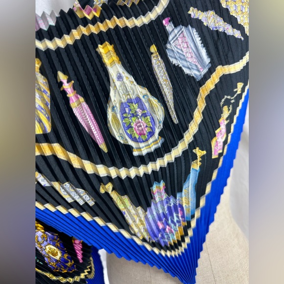 HERMES Qu'importe le flacon, pourvu qu'on ait l'ivresse silk scarf pleated - Picture 11 of 16